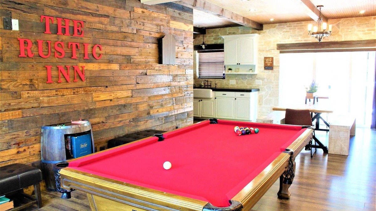 Cross Mountain House | The Rustic Inn- Family friendly, Near Fiesta Texas
