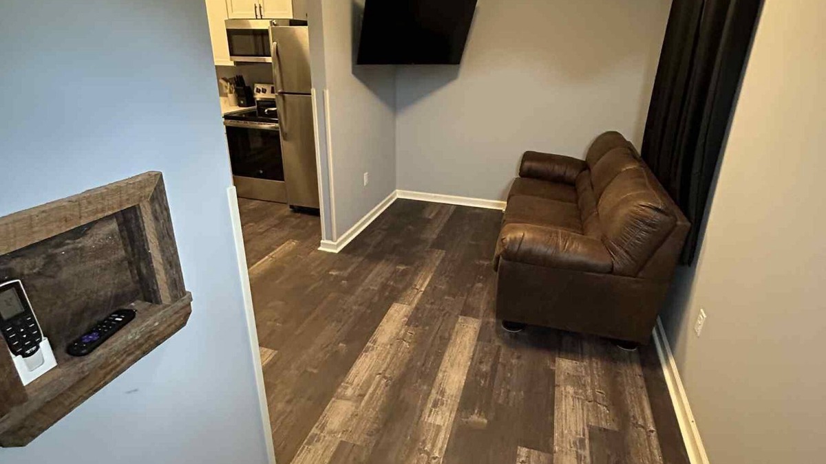 Renick Apartment | The Rustic Railroad Studio 5 Min to HWY 63 Kitchen + Washer/Dryer