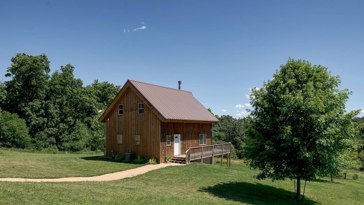 Kent Cabin | The Rustic Retreat: Elegant cabin with WiFi & AC in an enchanting location!