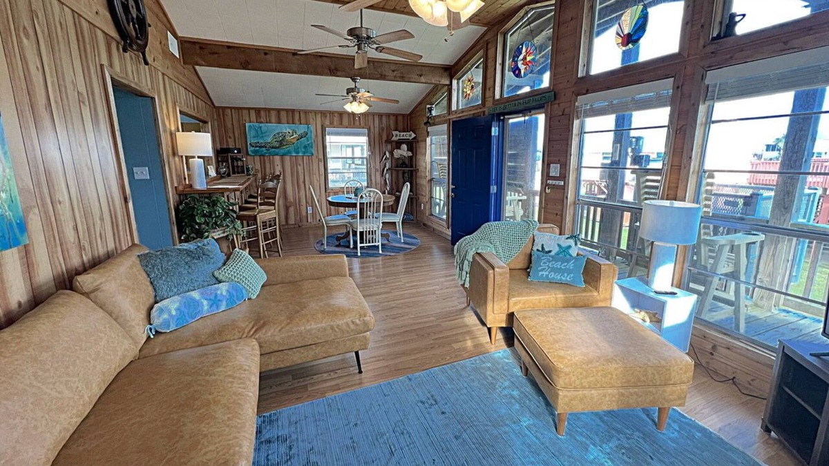 Crystal Beach House | THE RUSTY HOOK - Adorable beach cabin! 2 bed, 2 bath, sleeps 6