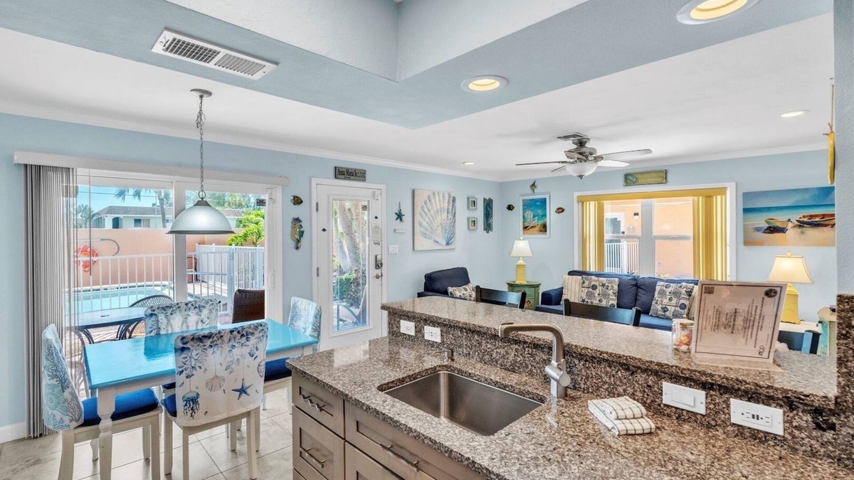 Holmes Beach House | The S 2a 1 Bedroom Villa by RedAwning