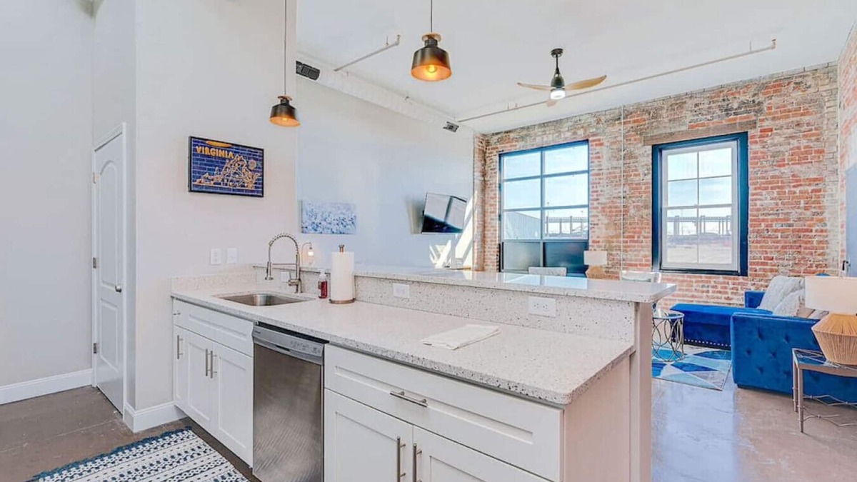 Newport News Apartment | ❤️The Safe House❤️Downtown Newport News!