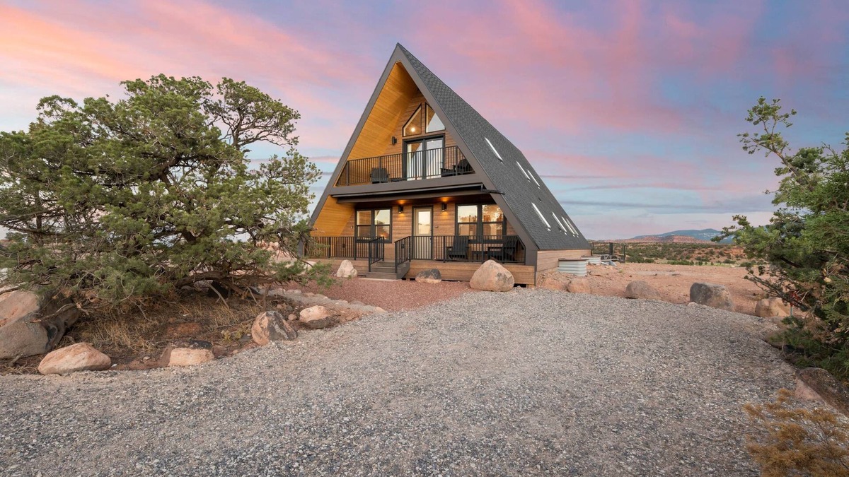 Torrey House | The Sage House: Sleeps 16 with incredible views!