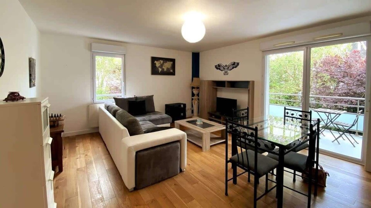 Poitiers Apartment | The Saint Eloi: bright 15 minutes from Futuroscope