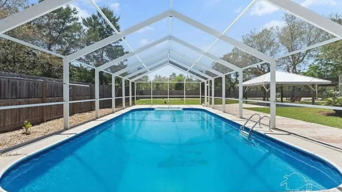 Gulf Breeze Apartment | “The Salty Beach” Gulf Breeze