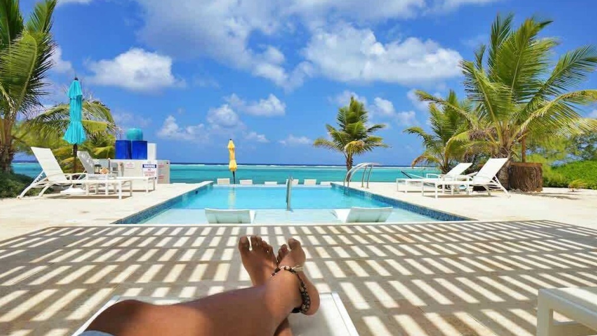 Colliers Bay Condo | The Sand Dollar Oceanfront Studio Cottage in East End