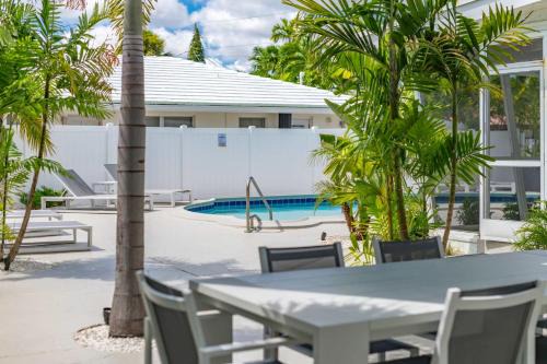 Dolphin Isles Apartment | The Sandbar Walk To Beach Comfy Beds Firepit Pool