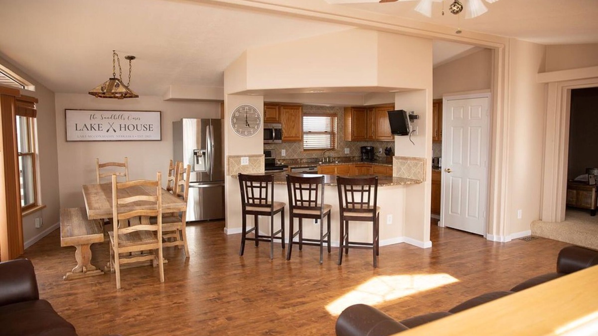 Whitetail House | The "Sandhills Oasis" Lakehouse @Lake Mac- Sleeps 15, Minutes from the Lake!