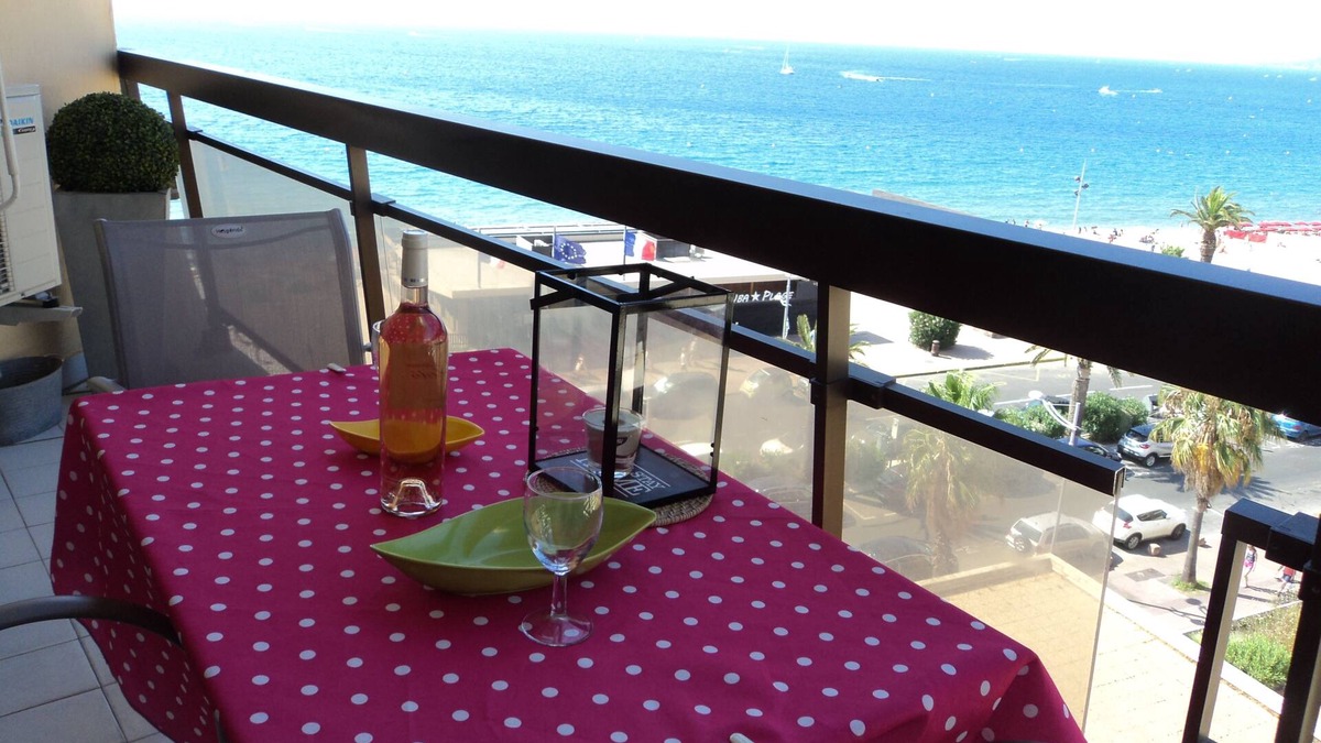 Frejus Plage Apartment | The sandy beach and the sea at your feet