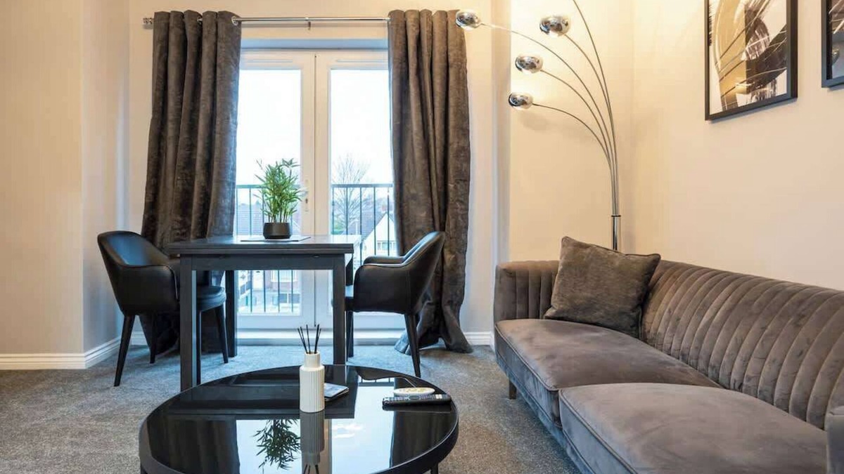 Broadheath Apartment | The SandyCroft Free Parking & Close To Airport
