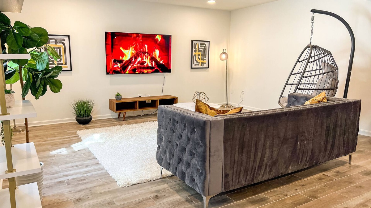 Linton Hall Apartment | The Sapphire - Luxury Basement Suite Close to I-66 Queen Beds 2000 sqft