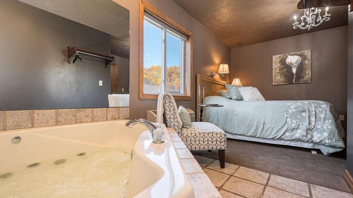 Farmington Hotel | The Sara Cochran | Jacuzzi Tub Historic Inn Room