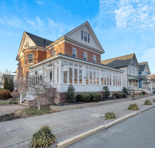 Historic District Bed & Breakfast | The Savannah, Boutique BNB & Spa