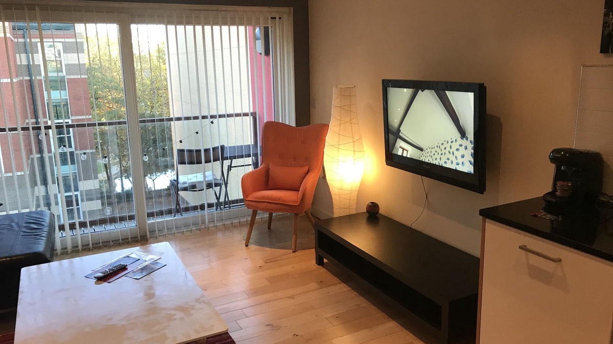 Hull Old Town Apartment | THE SAWMILL Glossy, Sleek, Peaceful City Centre ORANGE