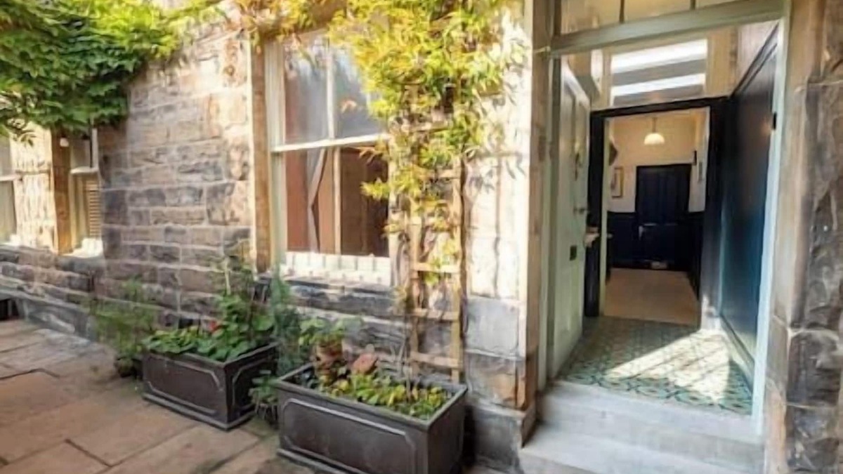Bonnington Apartment | The Saxe-Coburg Garden Flat with Spa