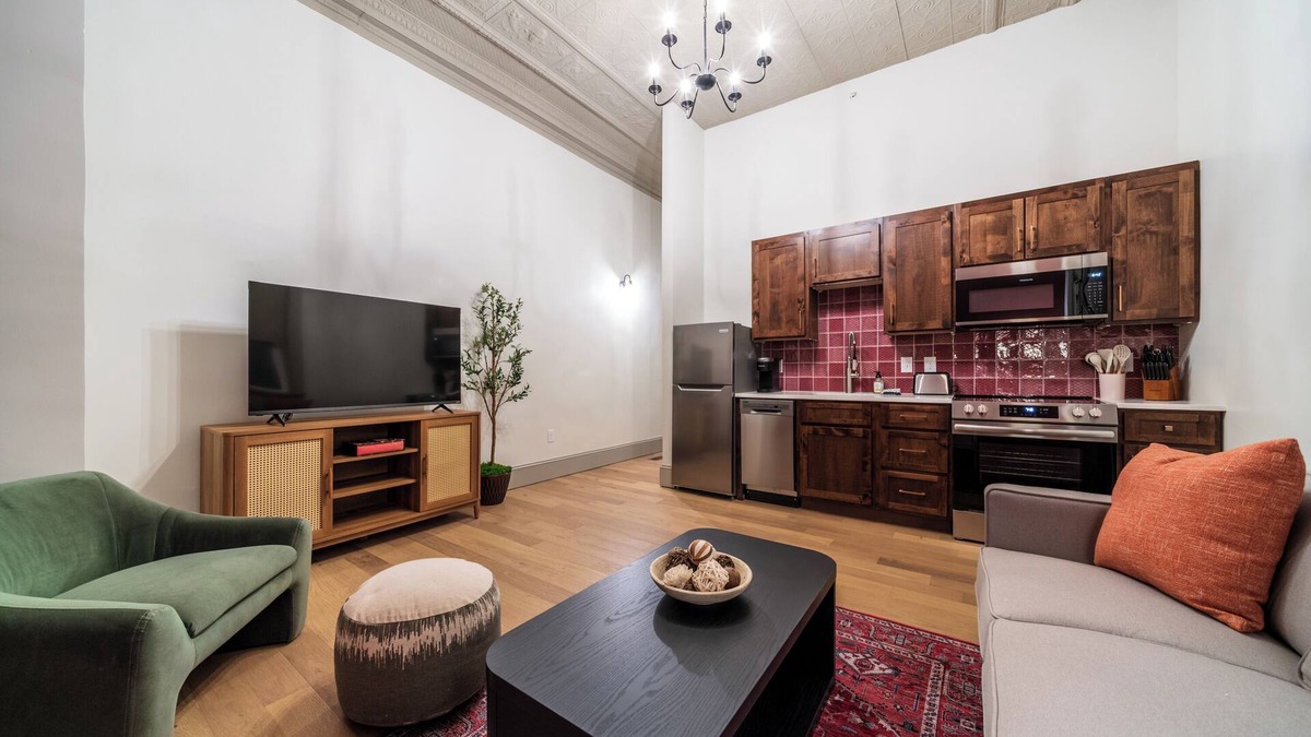 Sedalia Apartment | The Scarlet Suite - Luxury 2-bedroom Apartment in Downtown Sedalia