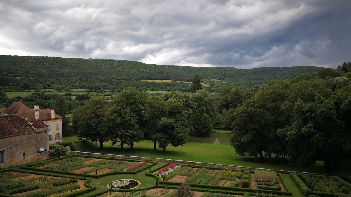 Barbirey-sur-Ouche House | "the School" with a unique view of the Garden and the Chateau