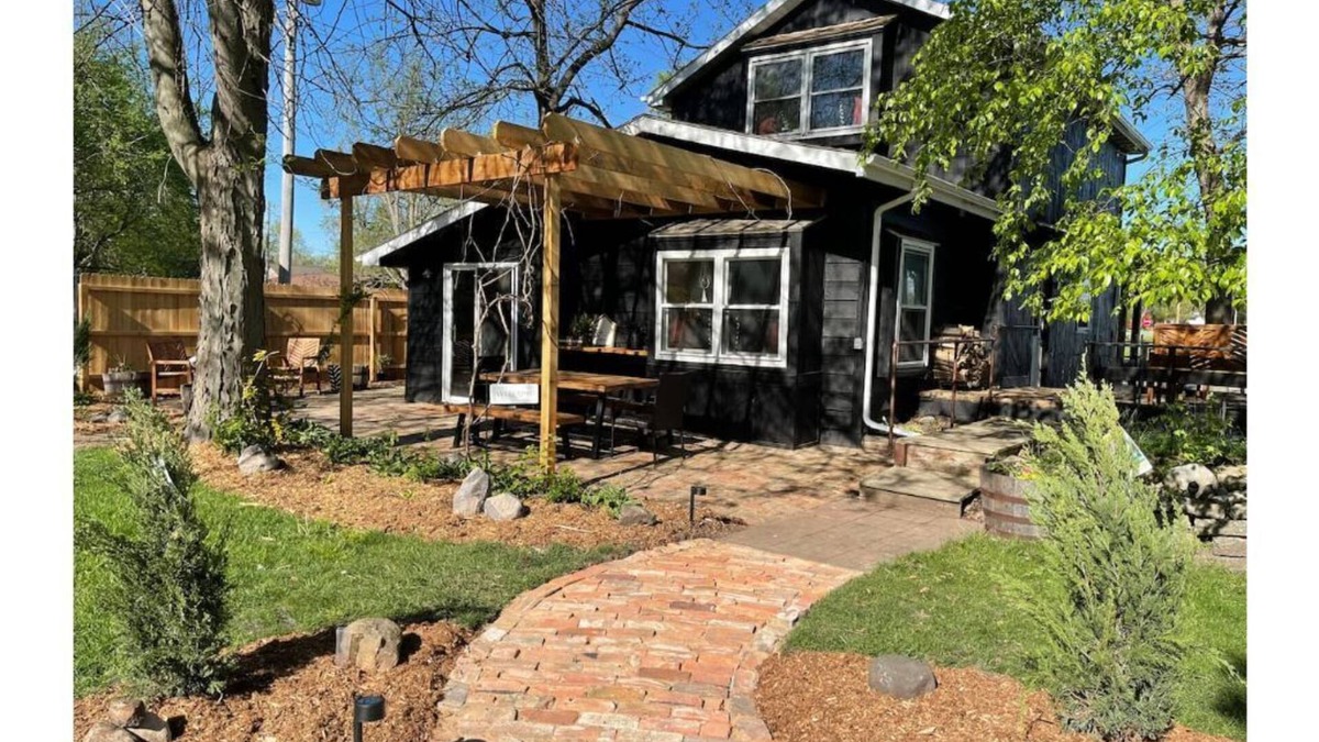 Graymont House | The Schoolhouse Cabin - Hot Tub and Game Room!