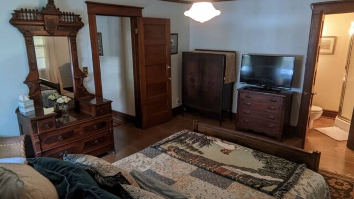 Niagara Falls Bed & Breakfast | The Scott Room w/queen bed