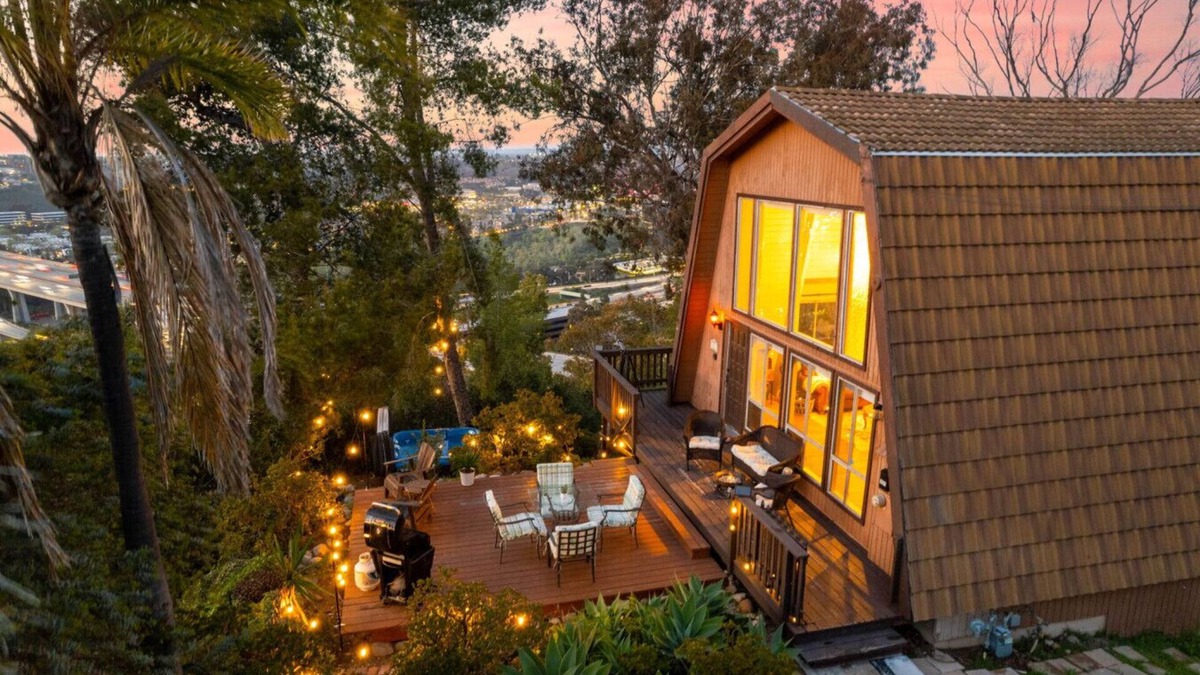 Mission Valley East House | The SeaBarn: Stargazing Hot Tub & Vista Views