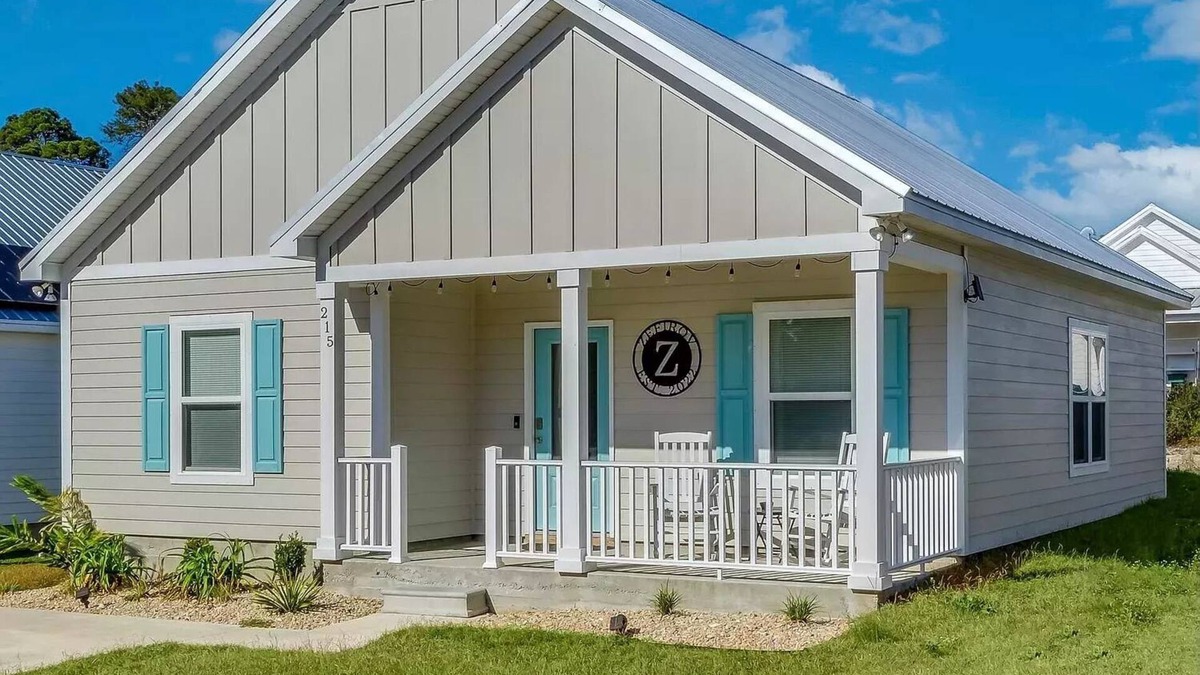 Carrabelle House | The Seabreeze Retreat with community pool