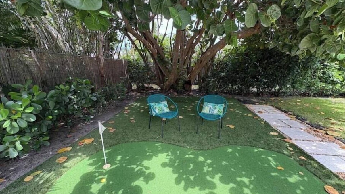 Palm Beach - West Palm Beach House | The Seagrape House-King Bed, Putting Green, Private Fenced in Backyard, Beach
