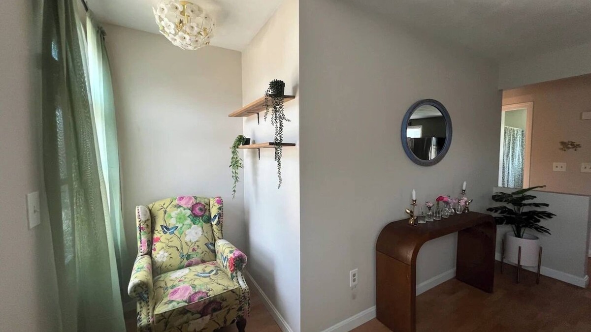 Bristol Apartment | The Secret Garden - King Bed, Pets Welcome!
