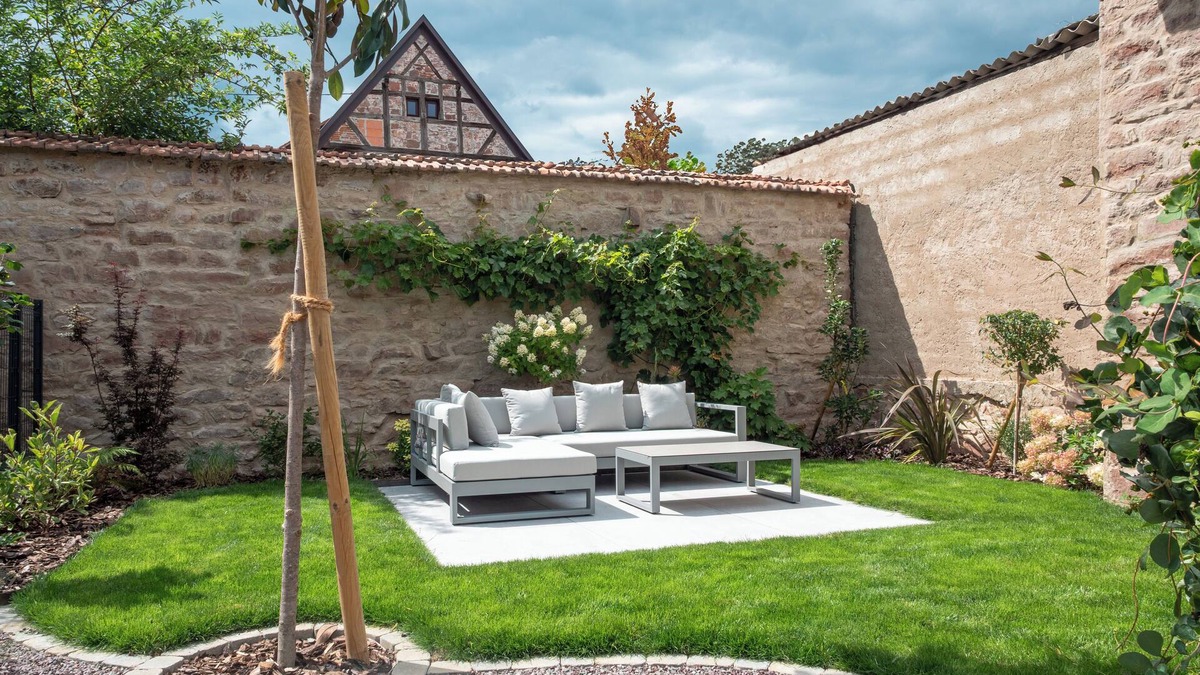 Marlenheim Bed & Breakfast | The secret garden, spacious house with parking.