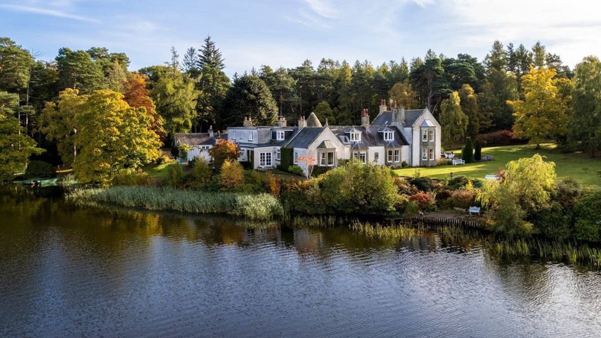 Elgin Villa | The Secret Loch - Six Bedroom Villa, Sleeps 12