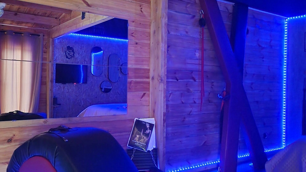 Saint-Aigulin Ski Chalet | The Secret Love Room