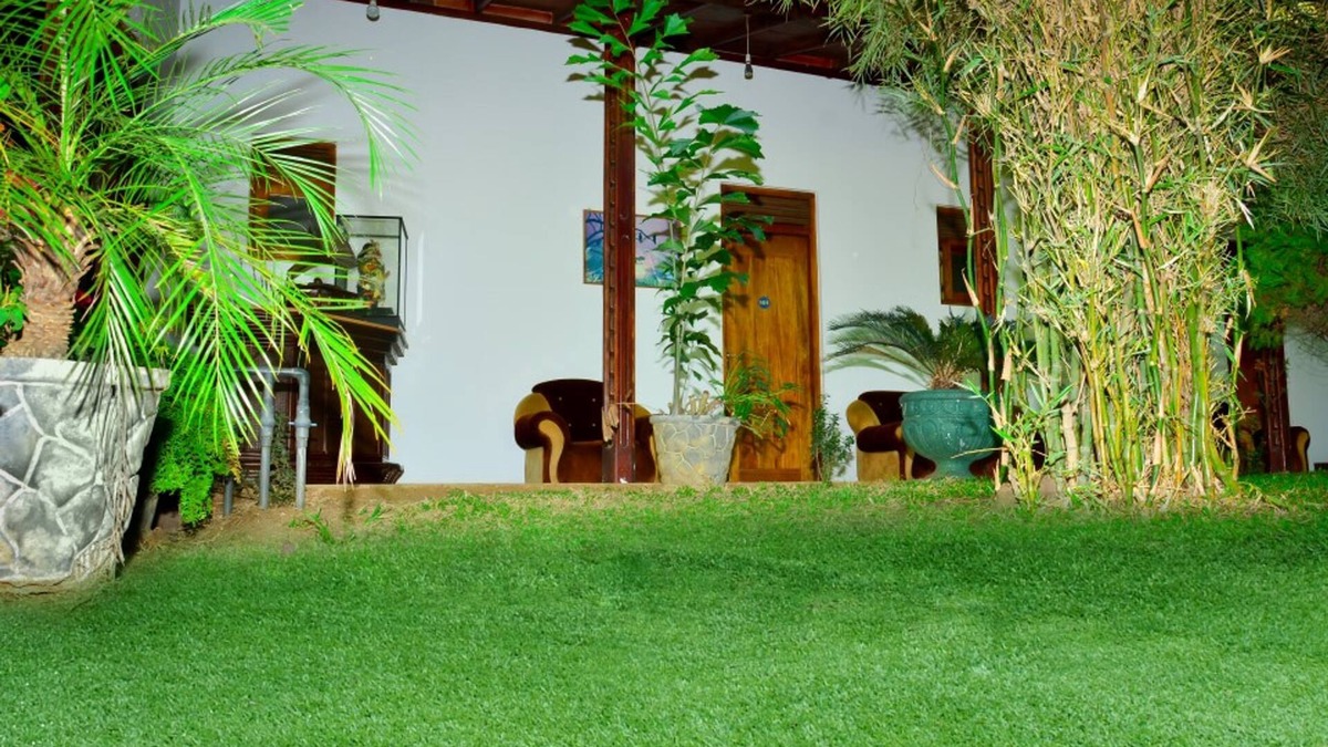 Hingurakgoda Hotel | The Senaro Holiday Inn