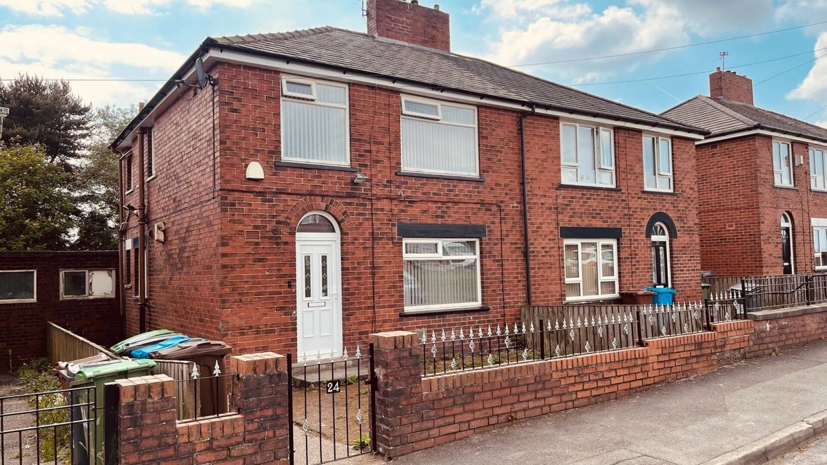 Oldham House | The Serene Stays - 3 Bed Home in Oldham Manchester