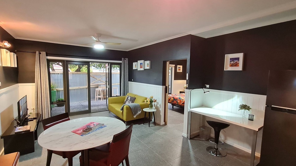 Port Pirie South Apartment | The Settler - Stylish One Bedroom Living