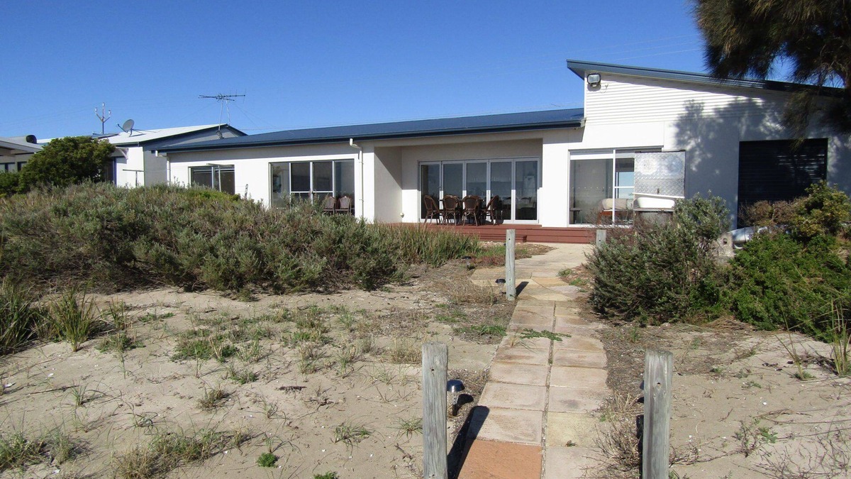 Melville House | The Shack ~ Absolute Beach Front, Not your average Shack! Off Peak Special!