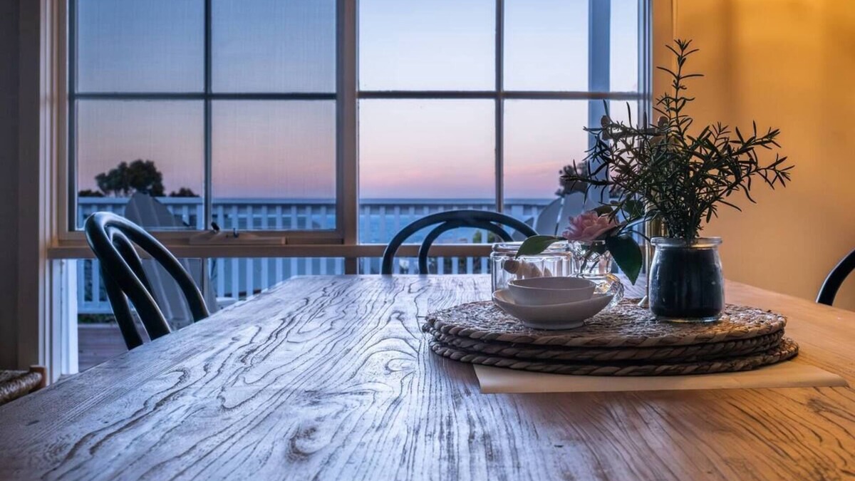 Bicheno House | The Shack - Sunny beach house - Breathtaking views!