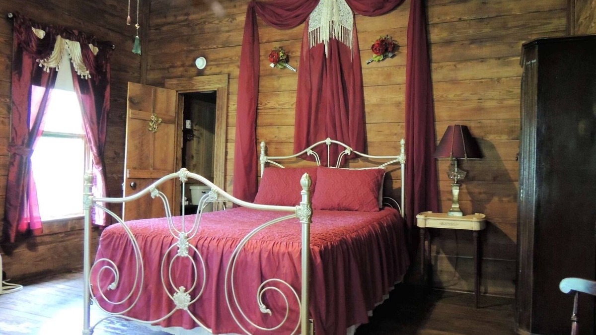 Palestine Bed & Breakfast | The Shady Lady Room at The Ranch at Walston Springs; Breakfast Included
