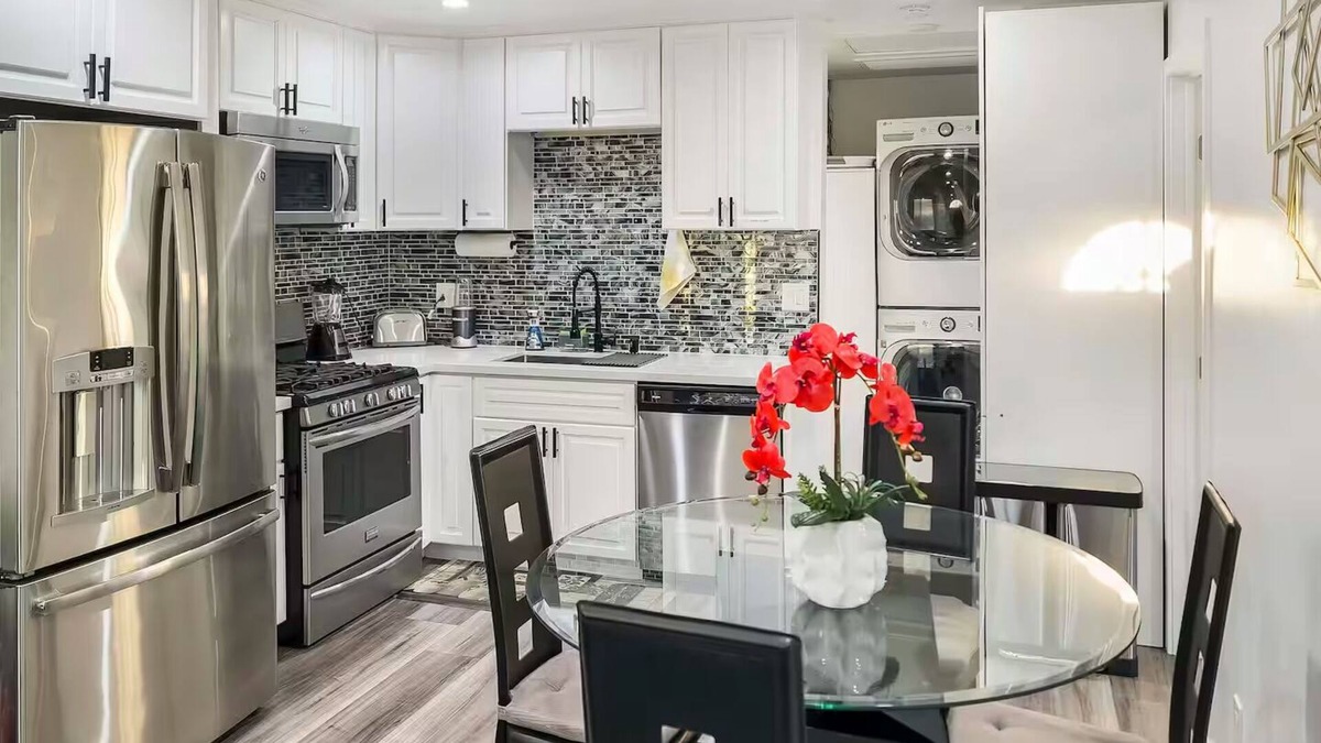 Riverside Apartment | The Shalimar Casita, Fits 6 Guests, Smart Tvs, Remodeled Unit, Full Size Kitchen