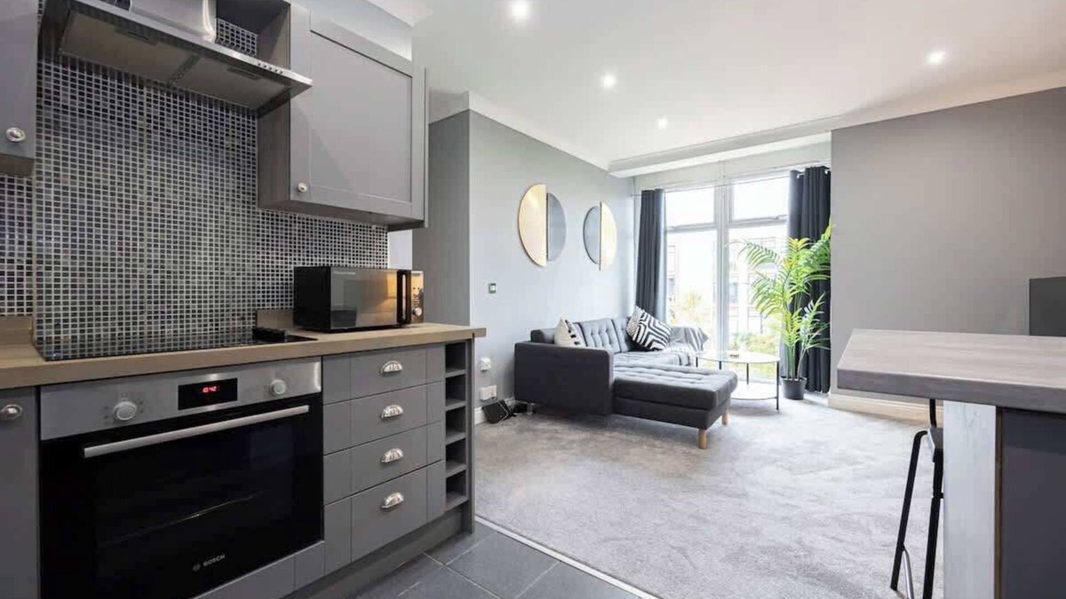 Wythenshawe Apartment | The Sharston- Free Parking - Close To Airport