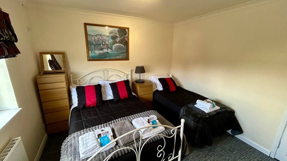 Knutsford House | The Shaw House, room No.2, in shared accommodation