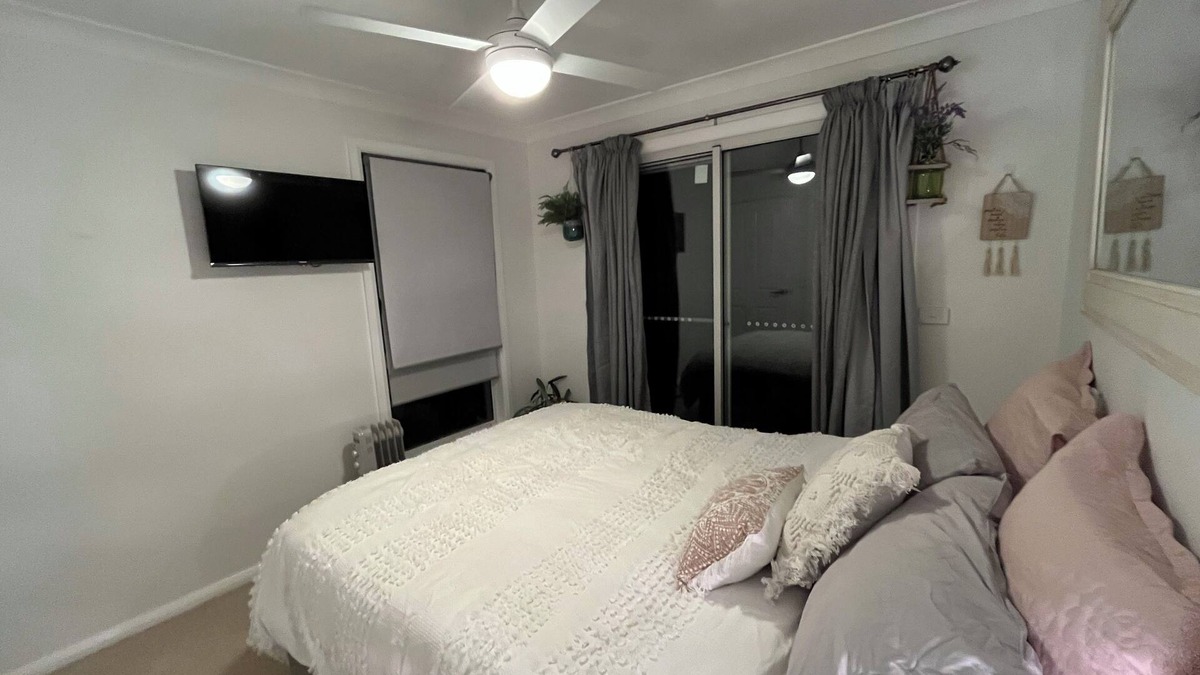 Cooma Villa | The She Shack Cooma.nLight filled, woodfire snow or workers accommodation