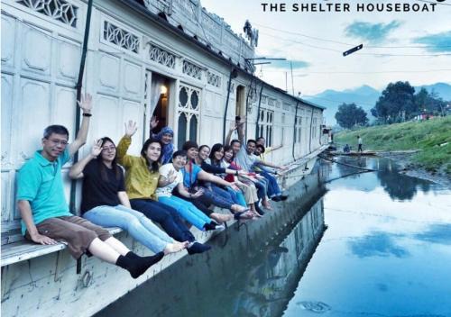 Srinagar Boat Rental | The Shelter Group of Houseboats & Tour organiser