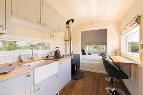 Scarborough Apartment | The Shepherd's Retreat Secluded and private Cosy Hut Outdoor Bath with Firepit