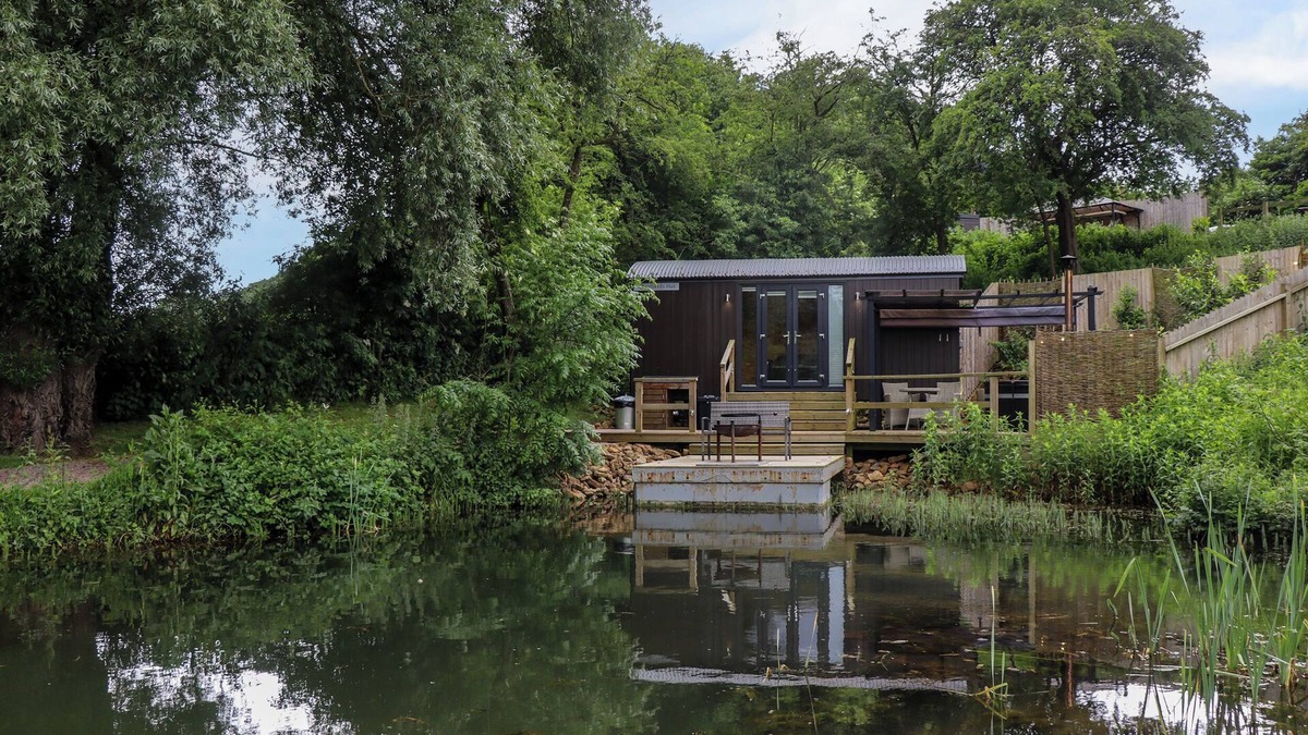 Middleton Cheney Cottage | THE SHEPHERDS HUT AT BRIDGE LAKE FARM & FISHERY in Chacombe