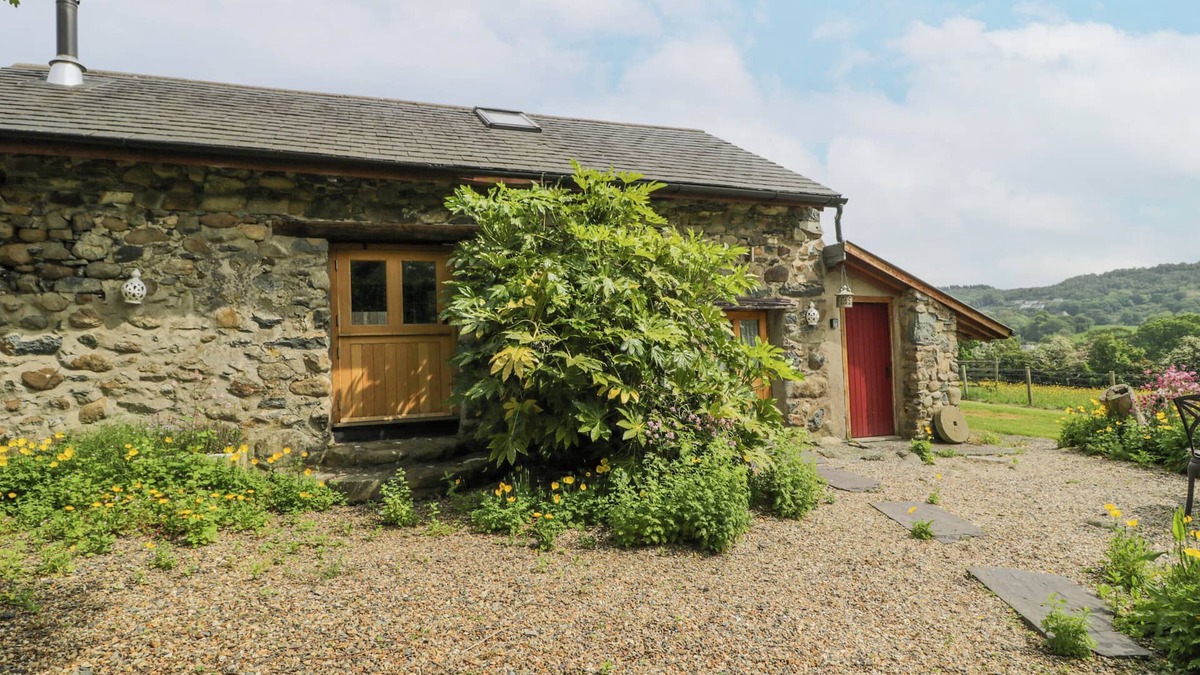 Henryd Cottage | THE SHIPPON, pet friendly, character holiday cottage in Conwy
