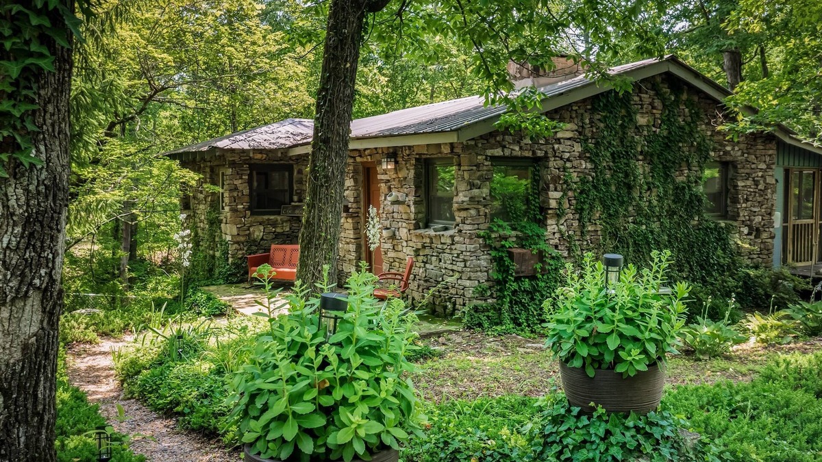Mentone Cottage | The Shire-riverside w/hot tub, fire pit, kayaks & fenced yard