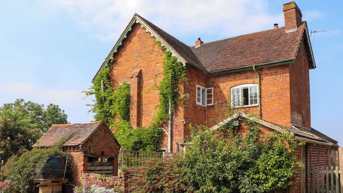 Alvechurch Cottage | THE SHIRES AT BICKERSCOURT, pet friendly in Henley-In-Arden