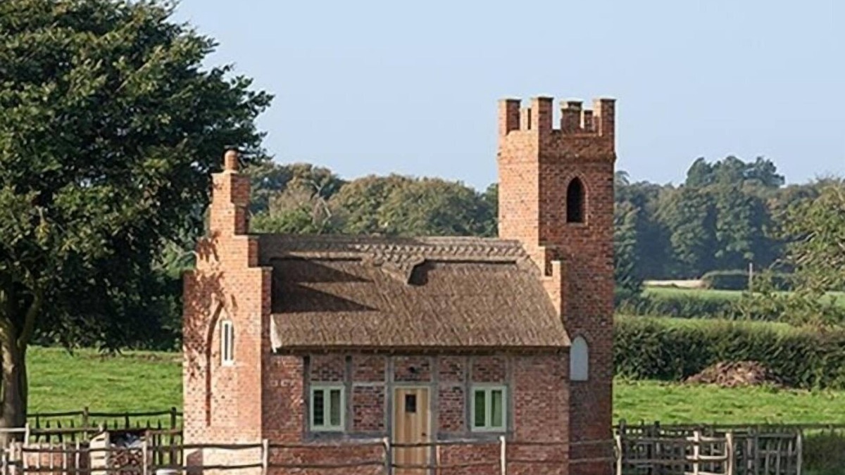 Sugnall House | THE SHOOTING FOLLY, romantic, with hot tub in Cheswardine