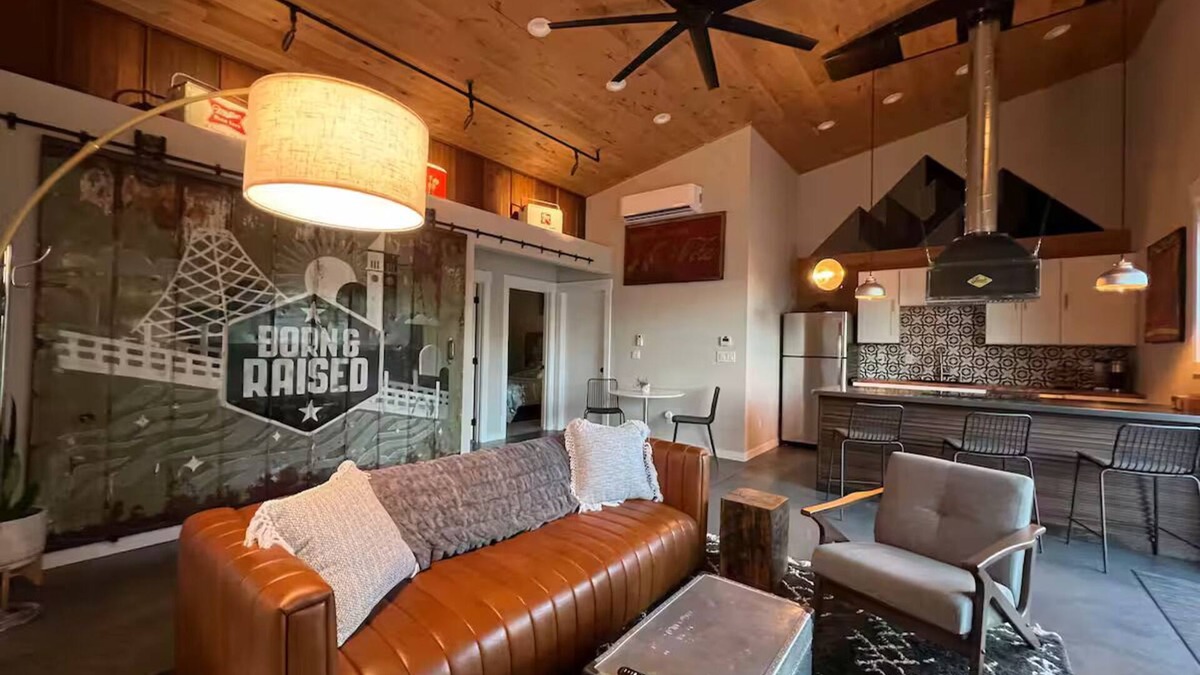 Spokane House | The Shop on Cherry-private hot tub! 8 minutes to downtown in semi-rural area