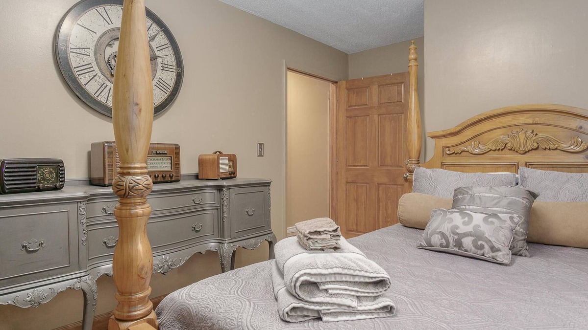 Newaygo Apartment | The Shore Line Room at Newaygo Bed & Breakfast