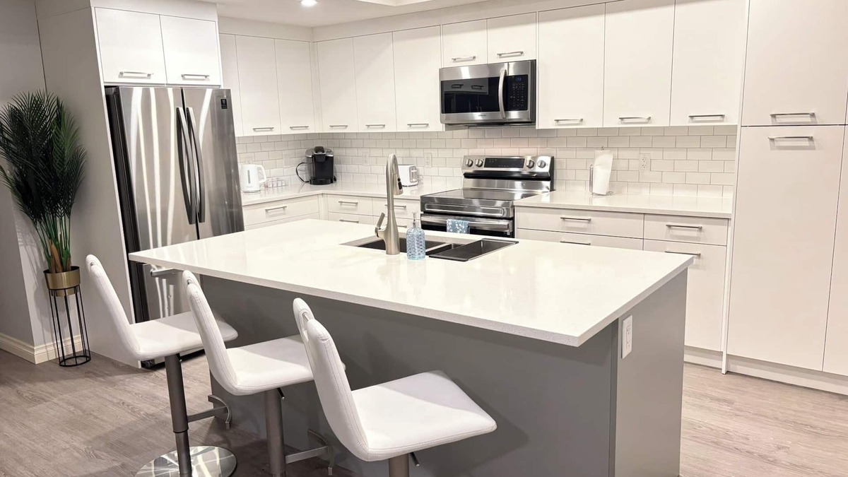 Southwest Mission Apartment | The Shore & Vine - 2 Bedroom Suite w/Private Hot Tub, Full Kitchen, Laundry,BBQ